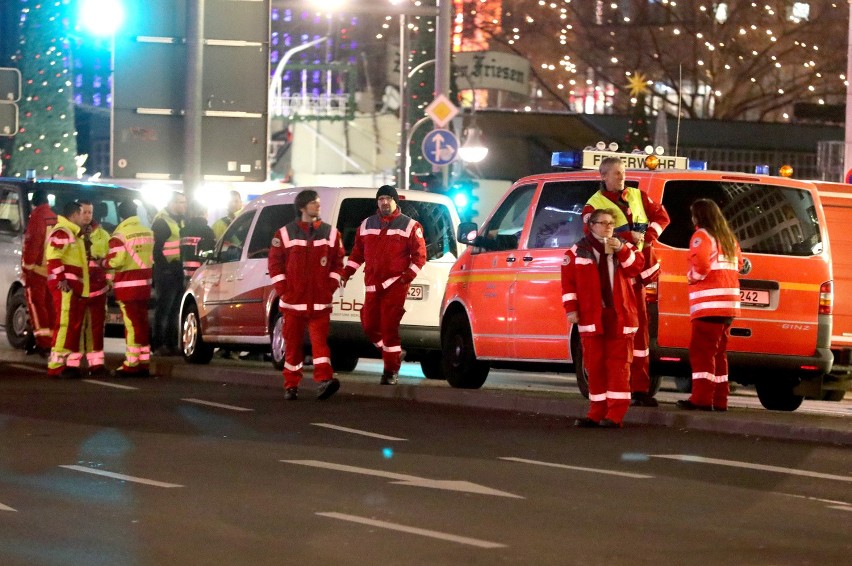 Niemcy: Zamach na Breitscheidplatz w Berlinie. Ciężarówka wjechała w ludzi na jarmarku świątecznym