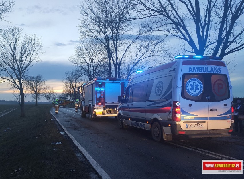 Wypadek w Gustawowie. Samochód uderzył w drzewo, przyleciał śmigłowiec LPR