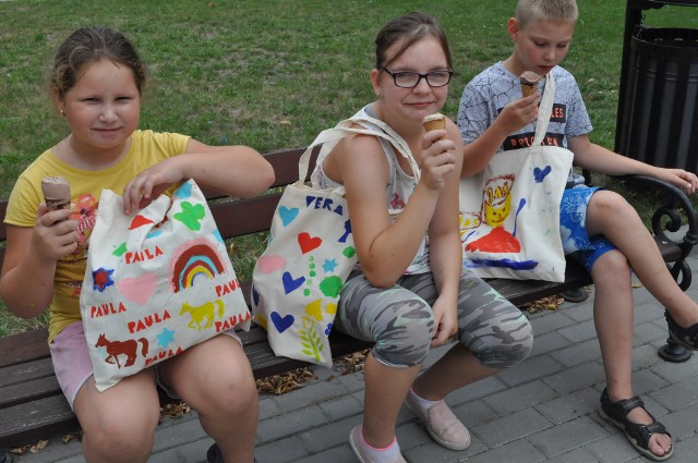 Zakończył się projekt Wakacyjna przygoda. W drugiej części na zajęciach rękodzieła dzieci malowały ekotorby, wykonywały ziołowe mydełka, zaś w bibliotece redagowały i ilustrowały książkę. Odbyła się również wycieczka do Skansenu w Kłóbce, gdzie zwiedzały stare zagrody i dwór oraz uczestniczyły w warsztatach. Projekt został dofinansowany przez Powiat Aleksandrowski i Województwo Kujawsko Pomorskie. Organizatorami byli Stowarzyszenie Kulturalne "Serpentyna" Gminny Ośrodek Kultury w Raciążku i Gminna Biblioteka Publiczna.FLESZ - letnie upały, jak reagować w razie udaru słonecznego?