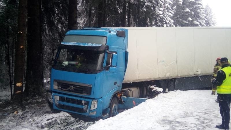 Mochnaczka Wyżna. Kolejny wypadek na DK 75. TIR z naczepą wpadł w poślizg i blokuje drogę w obu kierunkach [ZDJĘCIA]