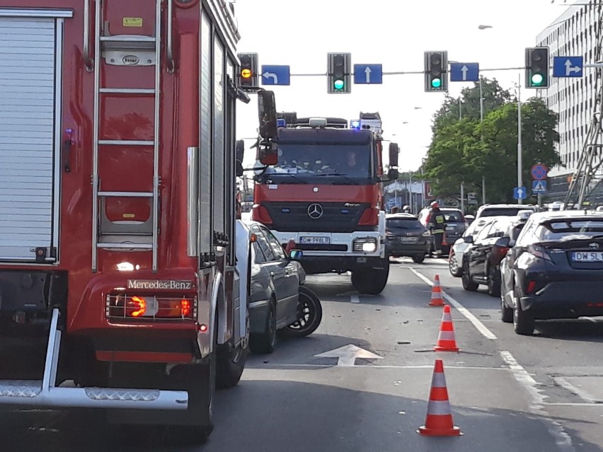 Wrocław: Wypadek na Legnickiej. BMW ze złamanym kołem