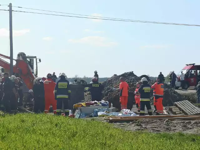 Dwaj robotnicy pracujący przy budowie kanalizacji sanitarnej pomiędzy Pustkowem a Schodnią w gminie Ozimek zostało przysypanych ziemią.