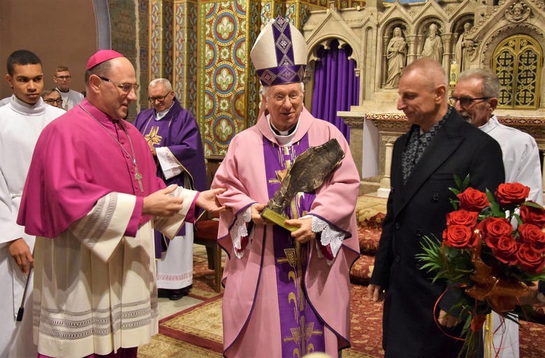 Biskup łowicki Andrzej F. Dziuba odebrał nagrodę z rąk...