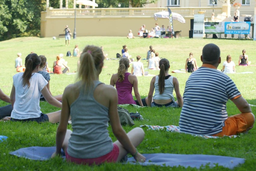 Kluby fitness zaczęły wychodzić z ćwiczeniami na trawę.
