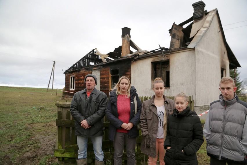 Pożar domu w Ołdakach. Dziesięcioosobowa rodzina bez dachu nad głową (zdjęcia, wideo)