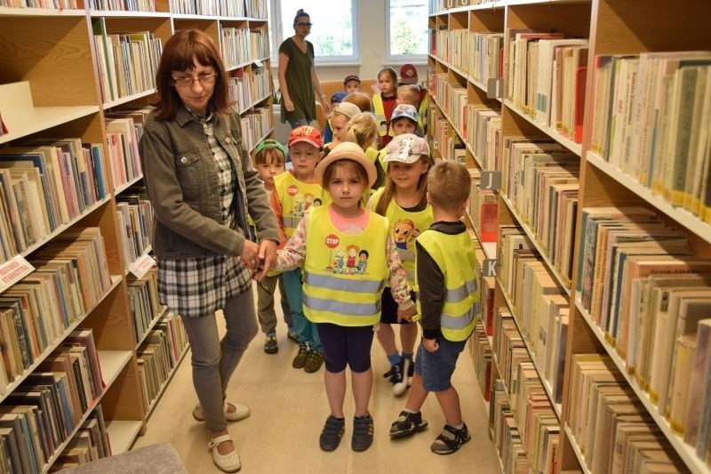 Rodzicu, odwiedź z dzieckiem  bibliotekę, zapisz je, wypożycz książkę! Poświęć czas  na wspólne czytanie!