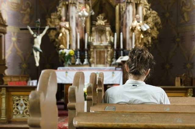 Tradycja, zgodnie z którą wierni chodzili na nabożeństwa do parafii, do której są przypisani, powoli, ale konsekwentnie ustępuje. Do kościoła regularnie chodzi coraz mniej osób, a ci, którzy w każdą niedzielę uczestniczą w Mszy Świętej, wybierają te świątynie, w których dobrze się czują.Zobacz na kolejnych zdjęciach, które z kościołów w Grójcu i powiecie grójeckim są najlepiej oceniane przez wiernych >>>