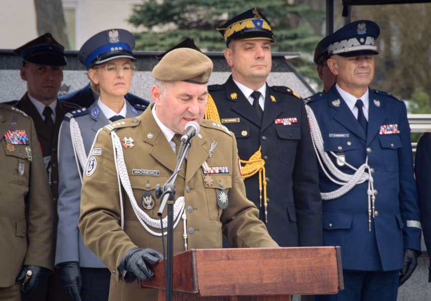 Pułkownik Sławomir Machniewicz, dowódca 10. Świętokrzyskiej...
