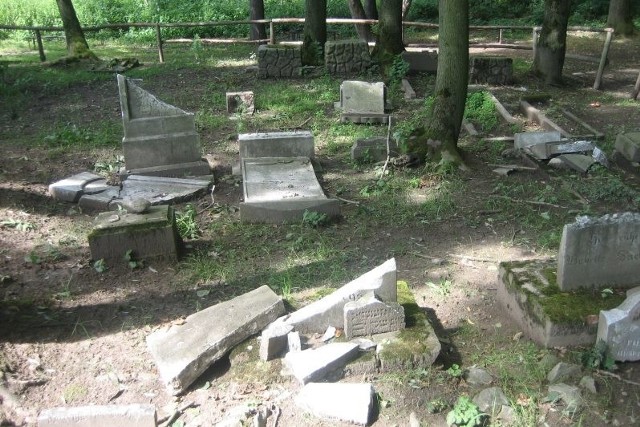 Na cmentarzu w Otmuchowie zachowało się kilkanaście kamiennych płyt. Najstarsza pochodzi z początku XIX wieku.