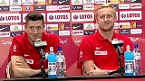 Szczęsny jako dziennikarz. Zapytał trenera o strój Krychowiaka [WIDEO]