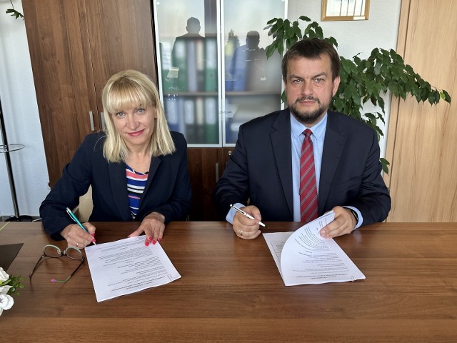 Umowę podpisali starosta powiatu nowosolskiego Iwona Brzozowska i dyrektor zielonogórskiego oddziału PFRON Andrzej Gonia