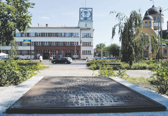 Tablica poświęcona pamięci komunistów zamordowanych podczas wojny znajduje się na Skwerze Solidarności