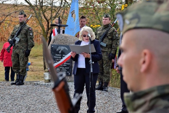 - Pragnę serdecznie podziękować wszystkim, którzy przyczynili się do powstania tego obelisku. Dla mnie i mojej córki oraz córki porucznika Hędzelewskiego jest to wielkie święto prawdy - wyznała wyraźnie wzruszona Zofia Fluder, żona por. Jana Grymuzy.