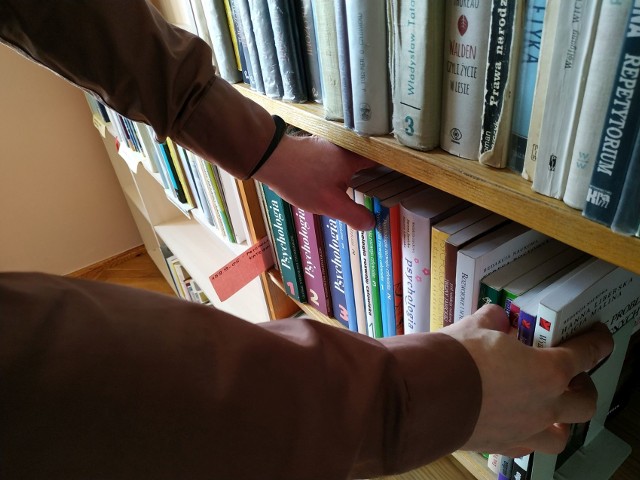 Na półki Biblioteki Publicznej im. J. Iwaszkiewicza w Sępólnie trafia gromadzony księgozbiór. Zaczyna brakować już miejsc.