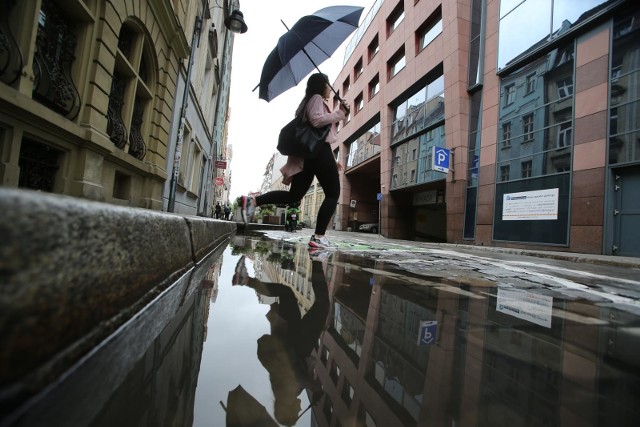 Prognoza pogody na październik 2020 - sprawdź długoterminowe prognozy. W weekend czeka nas prawdziwe załamanie pogody - po gorących dniach z temperaturami powyżej 20 stopni Celsjusza, w sobotę termometry pokażą na Dolnym Śląsku zaledwie 16 stopni, a nocą - tylko 6. Niedziela będzie jeszcze chłodniejsza - prognozy mówią o 13 stopniach Celsjusza. Cały czas będzie też padało. Podobna pogoda utrzyma się przez kilka kolejnych dni, aż do końca września. A jakiej pogody możemy spodziewać się w październiku? Sprawdź na kolejnych slajdach długoterminową prognozę pogody na kolejne tygodnie - posługuj się klawiszami strzałek, myszką lub gestami.