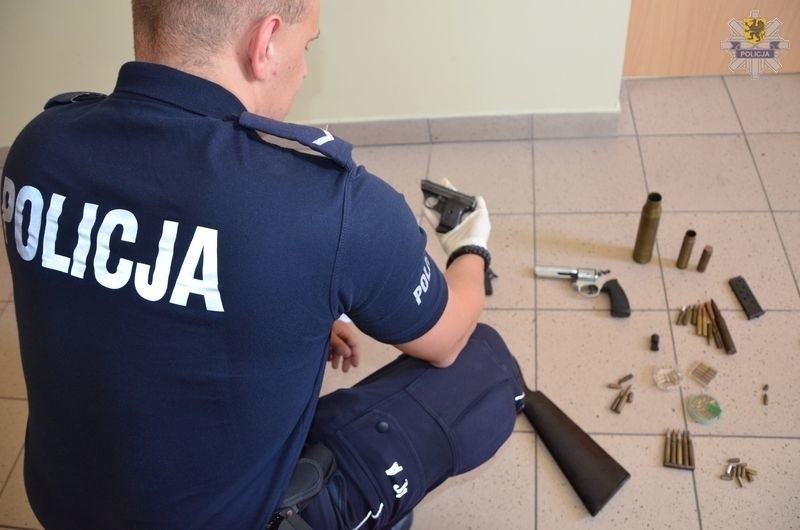 60-latka z Gdańska miała w domu arsenał broni. Wpadła, przez awanturę z sąsiadką [WIDEO, ZDJĘCIA]