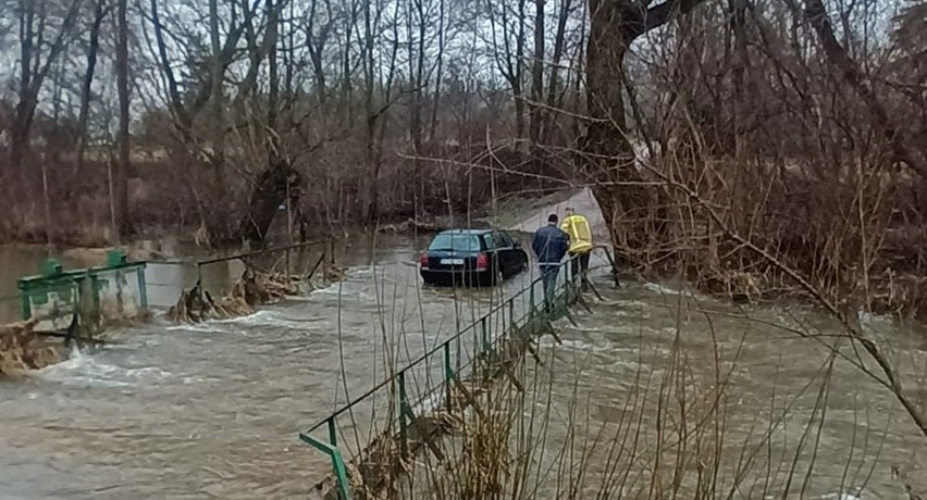 Samochód utknął na podtopionym moście. Do takiego zdarzenia doszło w miejscowości Jabłonowo-Klacze, gm. Andrzejewo, 11.02.2024