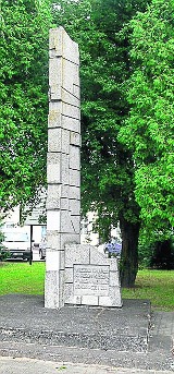 Stary obelisk w Baranowie Sandomierskim zagraża przechodniom. Mieszkańcy chcą jego przebudowy   