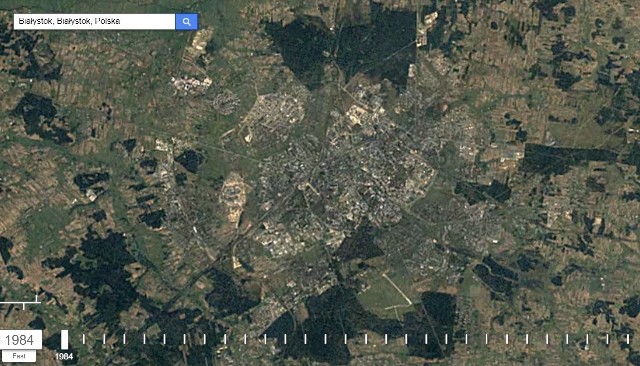 Jak zmieniał się Białystok rok po roku? Łatwo to sprawdzić na interaktywne mapie Google Earth. Można tam zobaczyć zdjęcia satelitarne naszego miasta od 1984 roku. Widać na nich, ze ponad 30 lat temu Białystok był o wiele mniejszy. Jakość zdjęc nie pozwala jednak na rozpoznanie poszczególnych miejsc, czy budowli. Z czasem zdjęcia stają się coraz wyraźniejsze. Zapraszamy na szybką podróż po zmieniającym się Białymstoku!