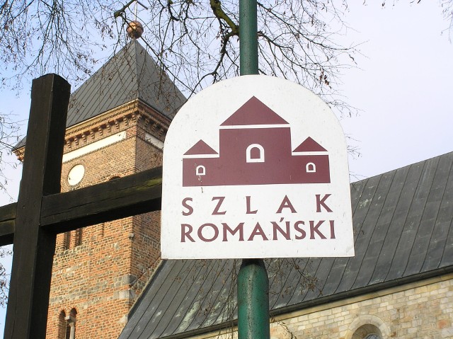 Romańskie kościoły w Wielkopolsce i na Kujawach miały świadczyć o potędze nowej wiary chrystusowej i budowanej na niej państwowości i tożsamości Polski piastowskiej. Na zdjęciu pamiętająca pierwszą połowę XII stulecia kolegiata w Kruszwicy