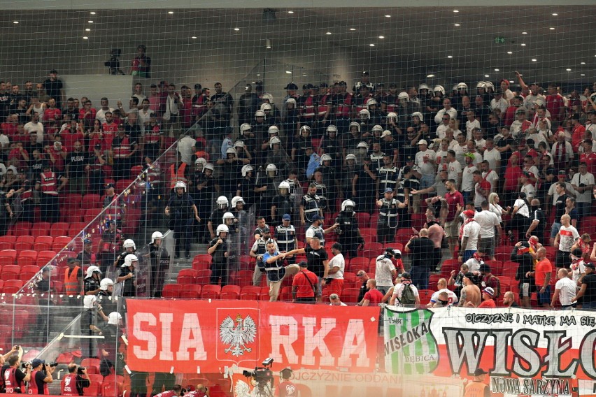 "Gdzie jest kapitan?!". Robert Lewandowski proszony o wyjaśnienia po meczu Albania - Polska. Nie przyszedł pod sektor gości [WIDEO] 