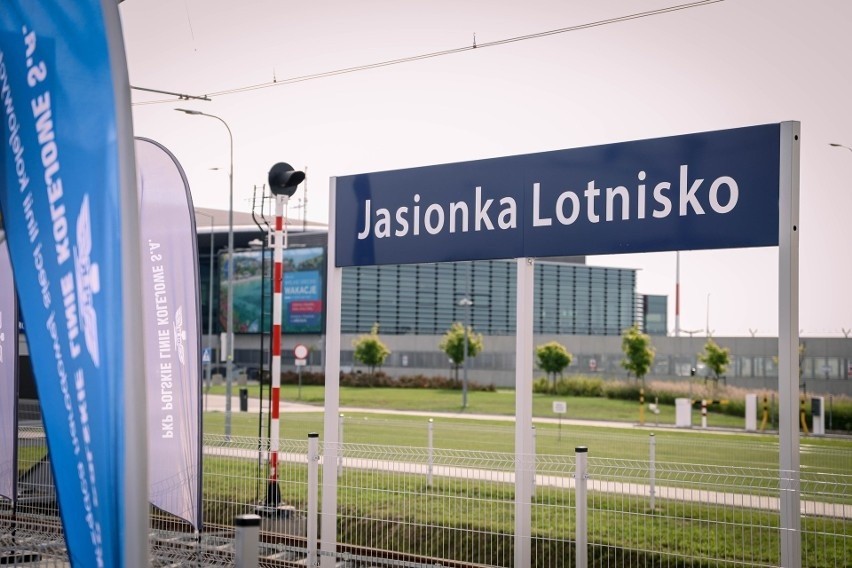 Pociągi już jeżdżą z Rzeszowa do lotniska w Jasionce. Problem spornej drogi rozwiązał samorząd wojewódzki 