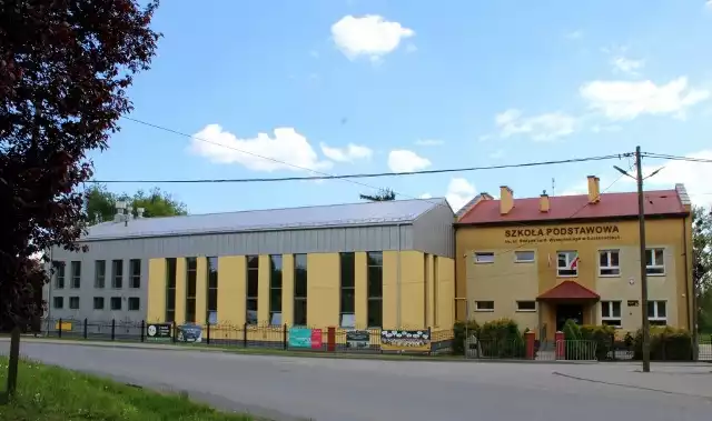 Sala gimnastyczna została wybudowana przy Szkole Podstawowej w Buszkowicach.