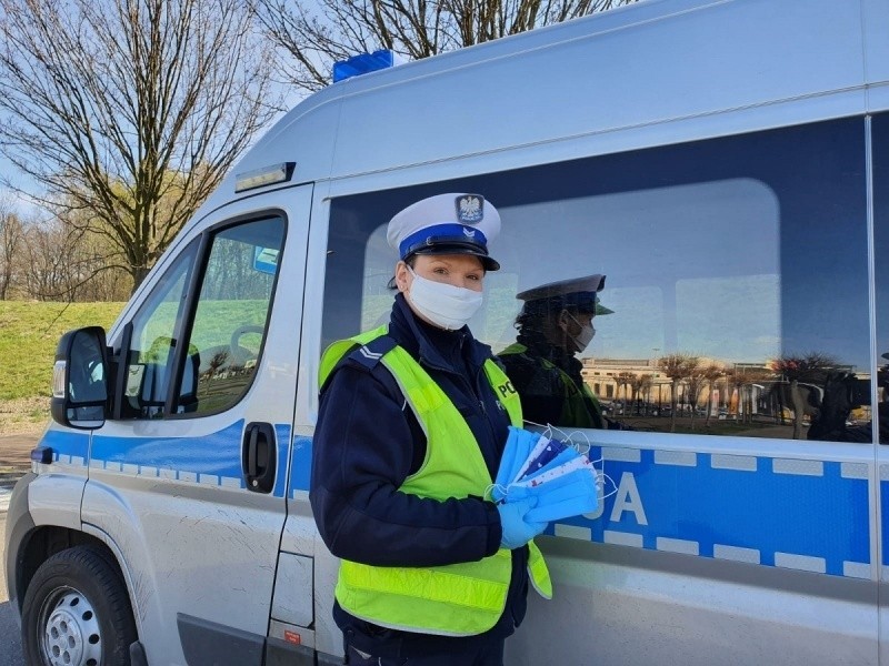 Policjantka łódzkiej drogówki szyje i rozdaje maseczki