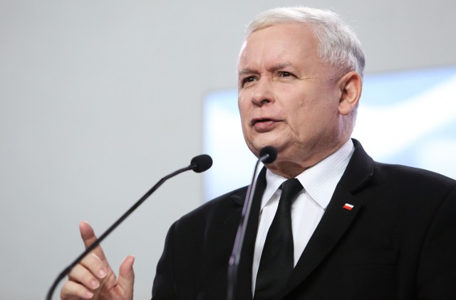 Autorzy listu, który trafił m.in. do prezesa PiS Jarosława Kaczyńskiego, zarzucają dyrektorowi także zastraszanie pracowników.