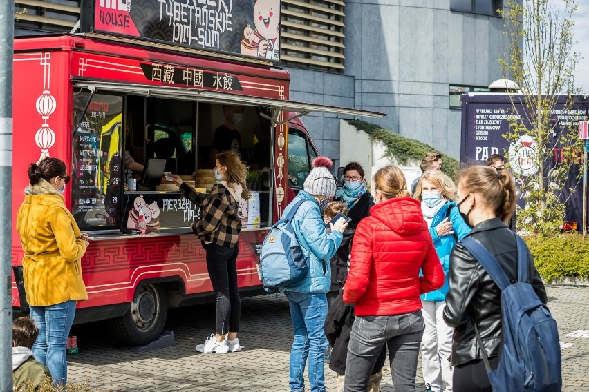 W Bydgoszczy odbywa się Food Truck Festival. Na parkingu...