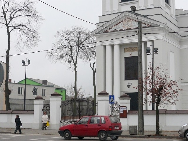 wieczorem jaśnieje od światła.