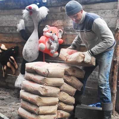 Krzysztof Karski z firmy Malbud pracuje przy budowie podjazdu, a uczniowie z radością obserwują, jak z dnia na dzień zmienia się siedziba ich ośrodka