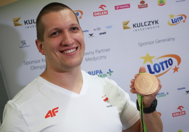 23.08.2016 warszawa lotnisko okecie powitanie olimpijczykow wracajacych z igrzysk olimpijskich w rio de janeiro nz. wojciech nowicki sport olimpiada medale medal fot. michal dyjuk / polska press