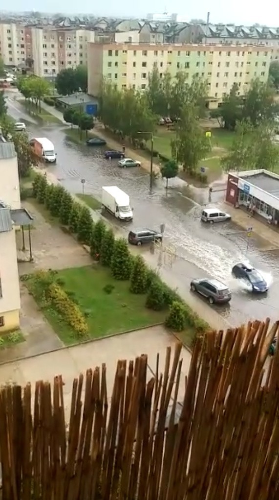 Suwałki: Wielka ulewa zalała miasto. Ulice zamieniły się w rwące rzeki. Strażacy mieli mnóstwo pracy [ZDJĘCIA] 01.09.2019