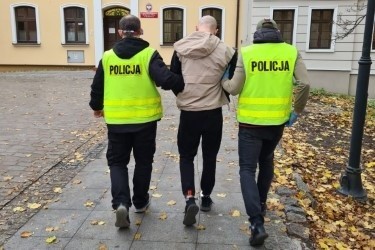 Mieszkaniec Koronowa podejrzany o rozbój i posiadanie narkotyków został zatrzymany i osadzony w areszcie