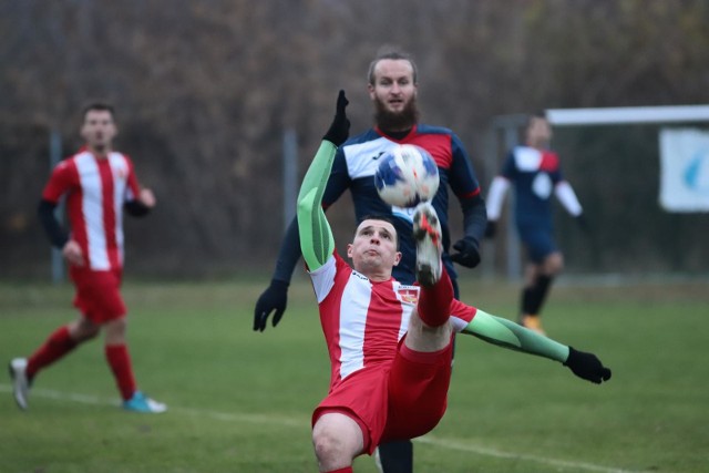 Kora Korycin (biało-czerwone stroje) wygrała w Dobrzyniewie z Koroną 3:0
