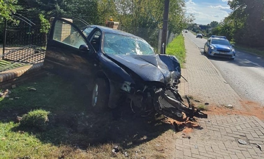 Wypadek w Woli Przedborskiej. 28-latka wjechała seatem w drzewo, była pijana
