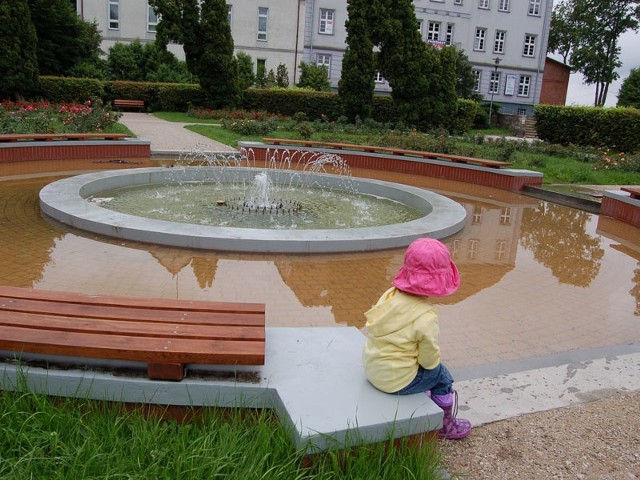 Zalana fontanna w parku koło zamku.