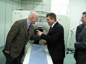 Profesor Jan Dzieniszewski (od lewej) i starosta Tadeusz Legacki wymieniają uwagi na temat nowego tomografu komputerowego