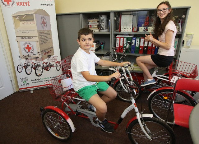 Odbiór przekazanych przez Polski Czerwony Krzyż rowerów był wielką radością dla Piotrka Kozaka z Kielc i Klaudii Rękawik z Brzezin.