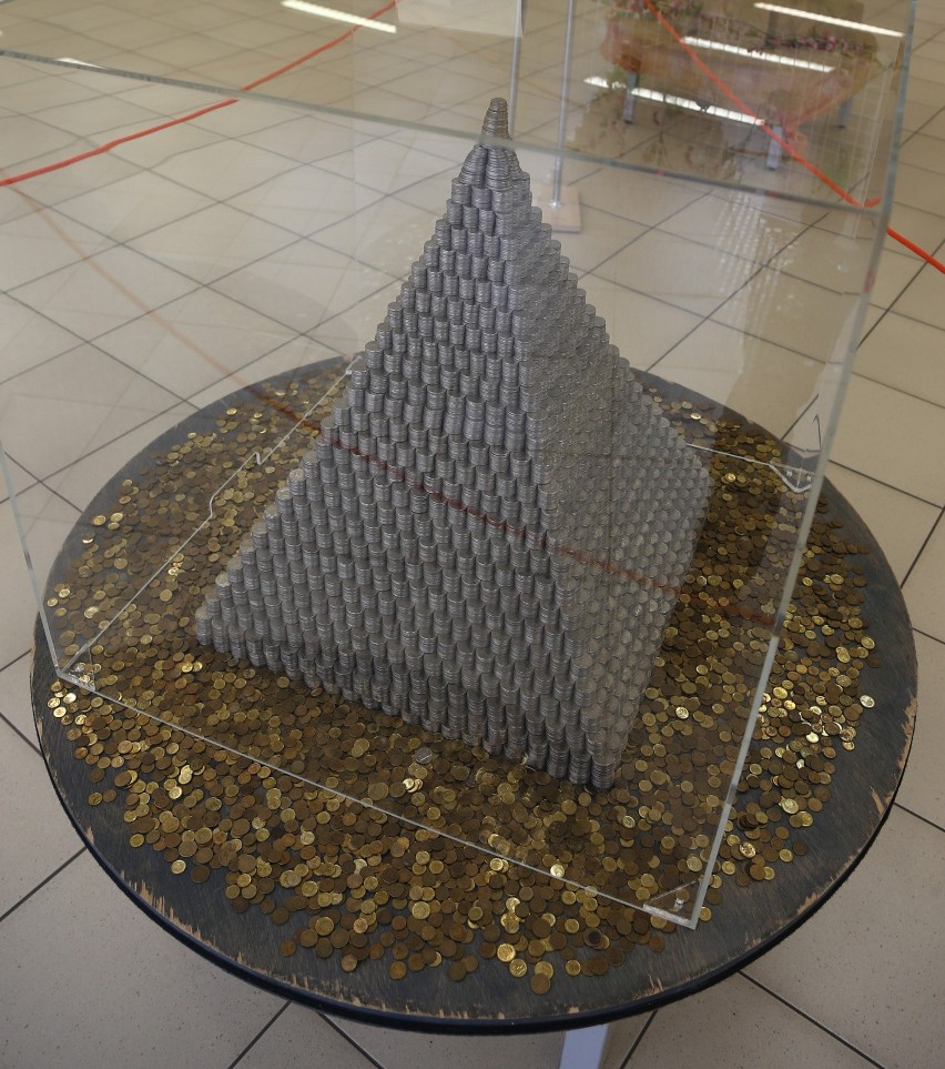 Piramida z monet we Wrocławiu