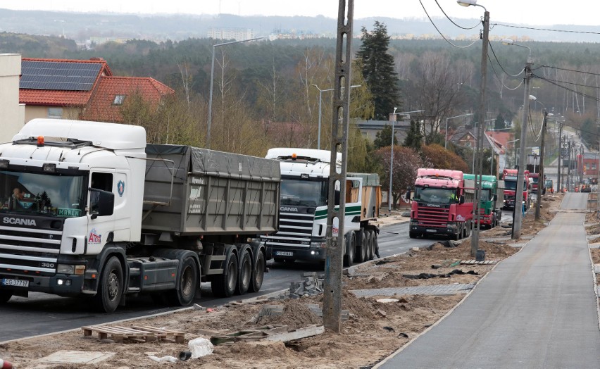 Wylewanie asfaltu na jezdni i ścieżce rowerowej ulicy...