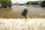Woda na dopływach Odry przekracza stany ostrzegawcze. IMGW: na razie nie grozi nam powódź