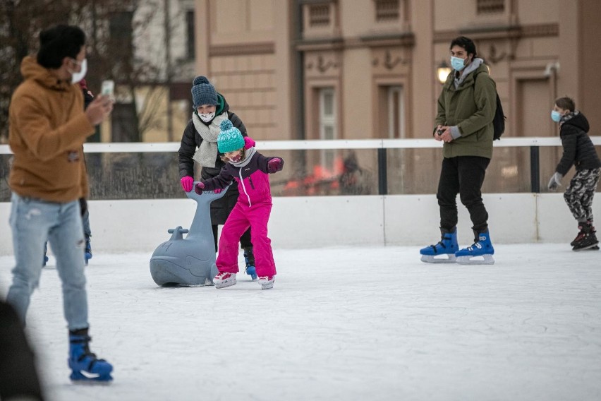 Oba sezonowe lodowiska w Krakowie mają być czynne do końca...