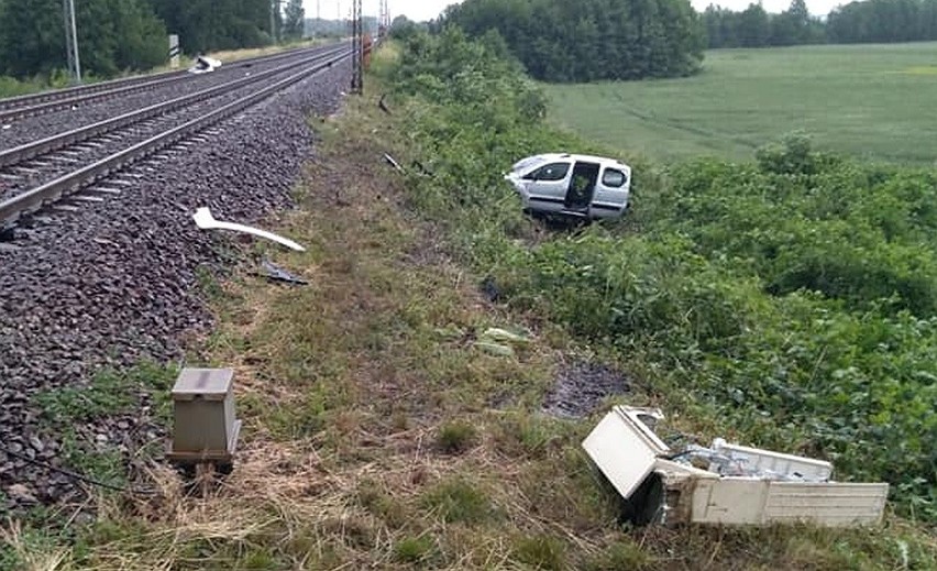 Tragedia na przejeździe kolejowym pod Wrocławiem. Nie żyje 5 osób (ZDJĘCIA)