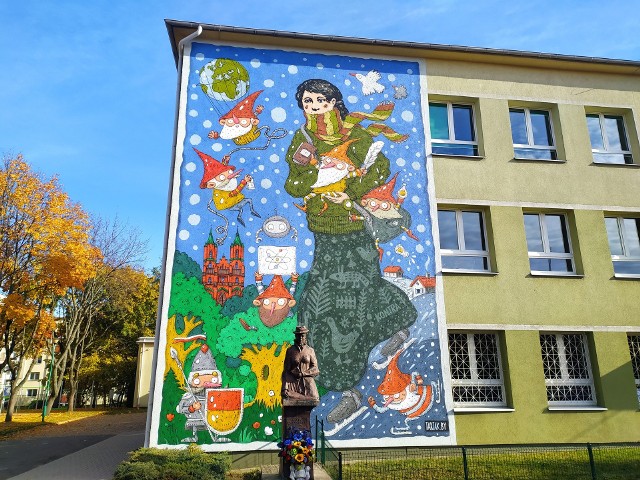 Maria Konopnicka na łyżwach, w otoczeniu kilkunastu krasnali, zdobi ścianę Zespołu Szkół Ogólnokształcących Mistrzostwa Sportowego nr 1 w Białymstoku. Dzisiaj (19 października) oficjalnie odsłonięto mural.