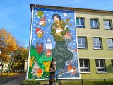 Uroczyste odsłonięcie muralu Konopnickiej. Poetka w towarzystwie krasnali ozdobiła budynek ZSOMS nr 1 w Białymstoku (zdjęcia)