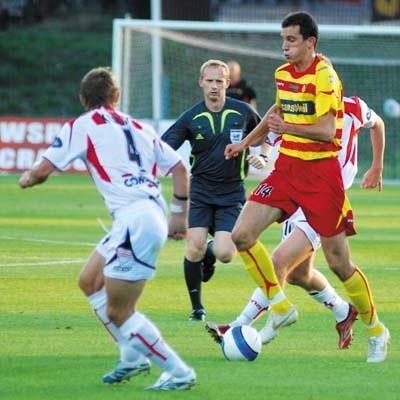 Marek Wasiluk (przy piłce) zagra w Cracovii z Przemysławem Kuligiem (nr 4)