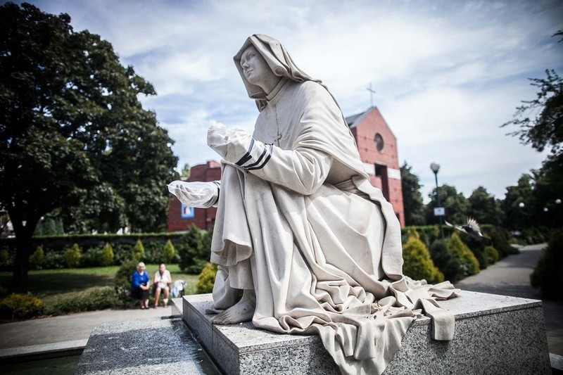 Odrąbali dłonie św. Faustynie! Wandale na pl. Niepodległości