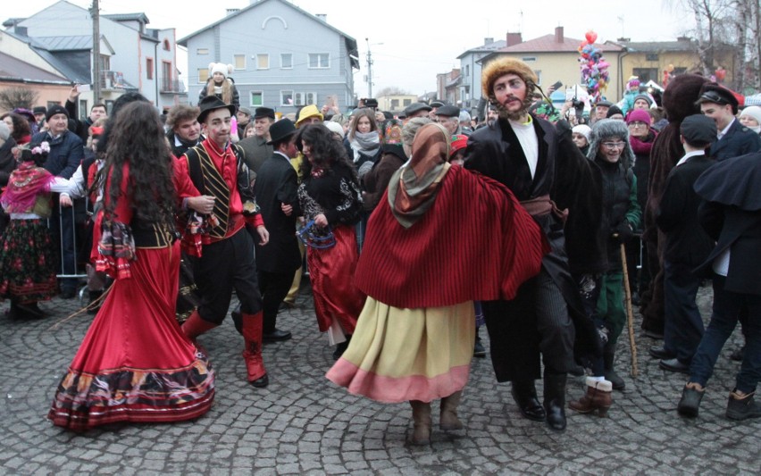 Gmina Jedlińsk. Ścięcie Śmierci 2018. Jedlińskie Kusaki - zwyczaj, który przetrwał kilkaset lat. Korowód przebierańców przeszedł ulicami 